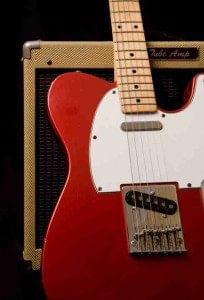 Telecaster mit Tonabnehmer vor Gitarrenverstärker